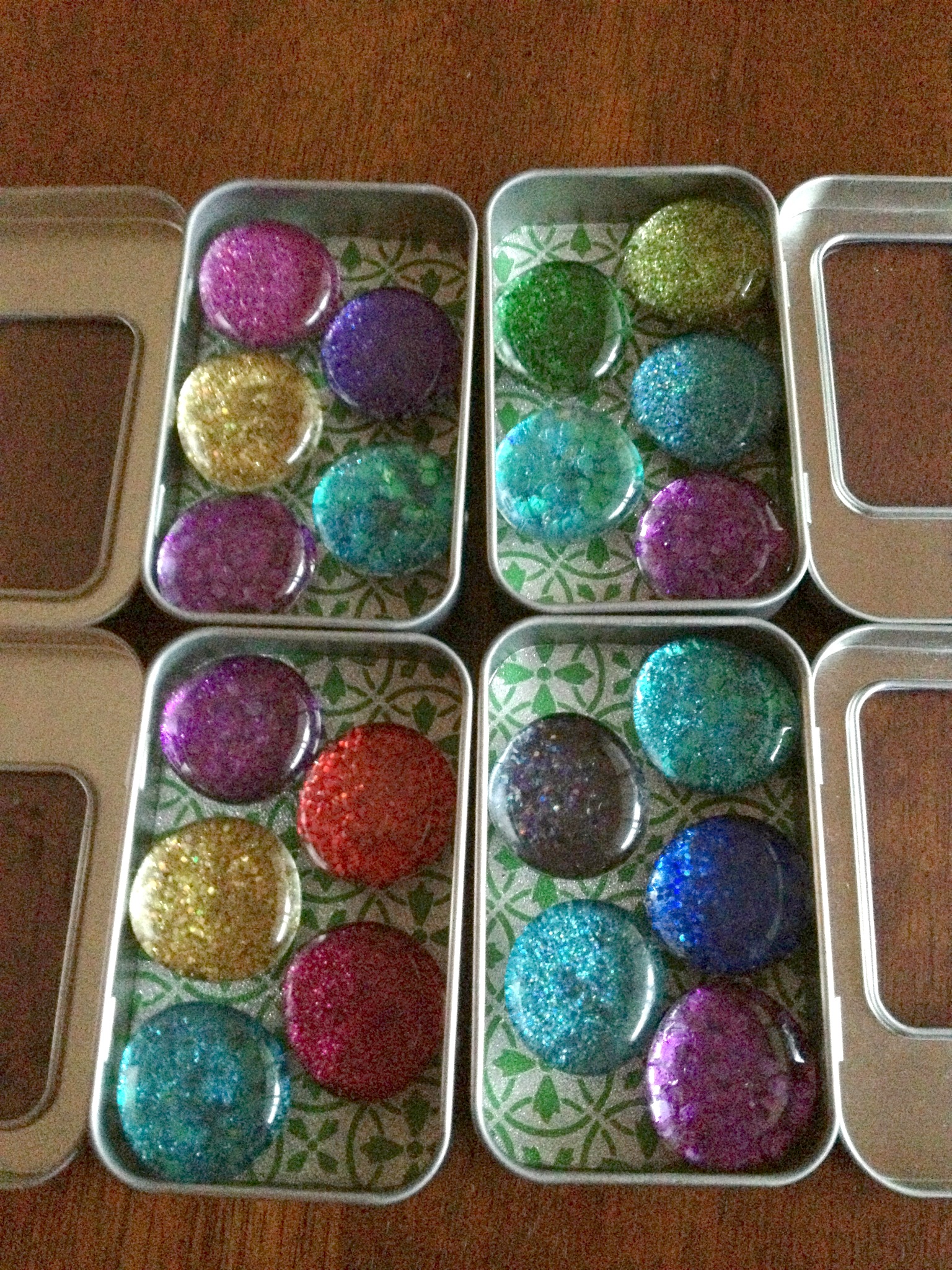 Glitter magnets in tins
